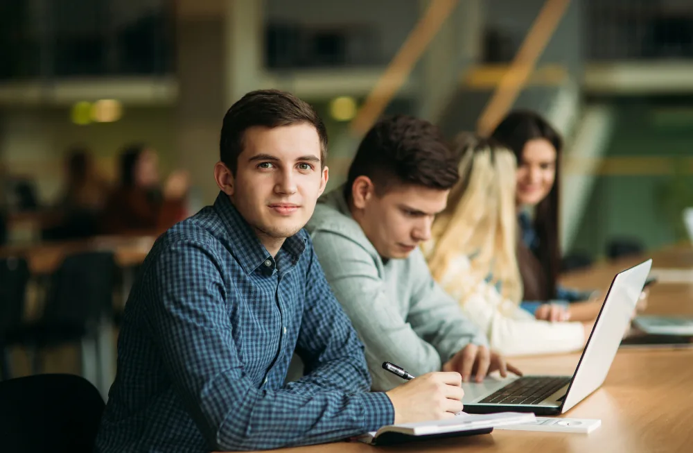 ¡Conviértete en experto en el examen UNAM con los mejores simuladores!