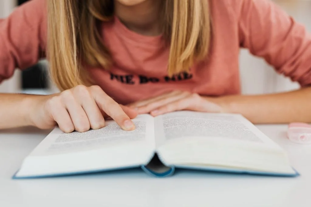 Mujer practicando la lectura rápida