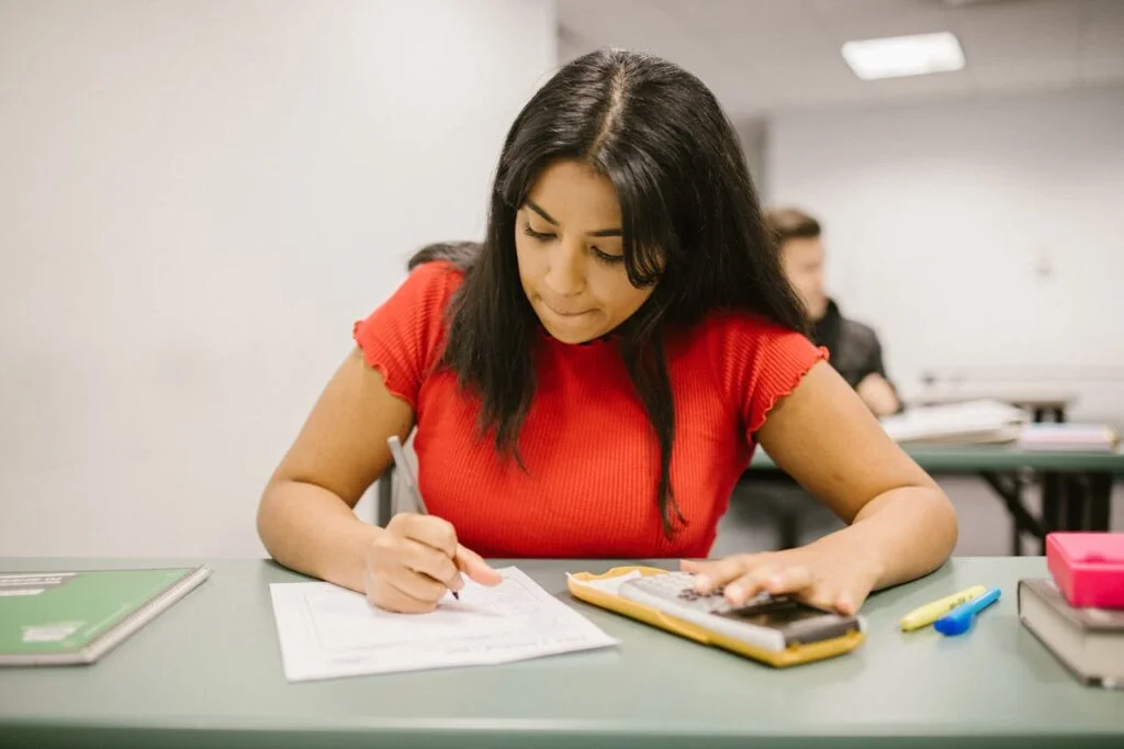 Estudiante presentando el examen acredita bach