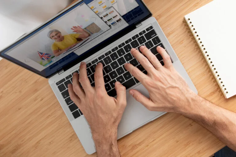 Computadora con recursos gratis para el TOEFL en internet
