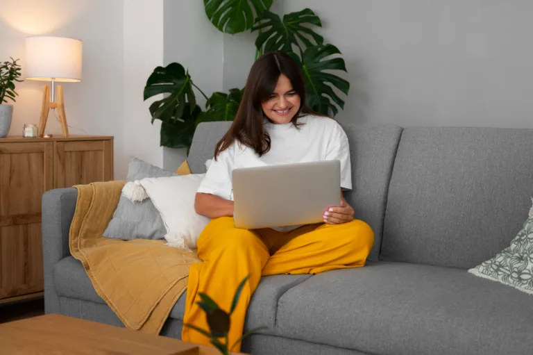 Estudiante revisando la lista de los mejores simuladores TOEFL IBT de 2026